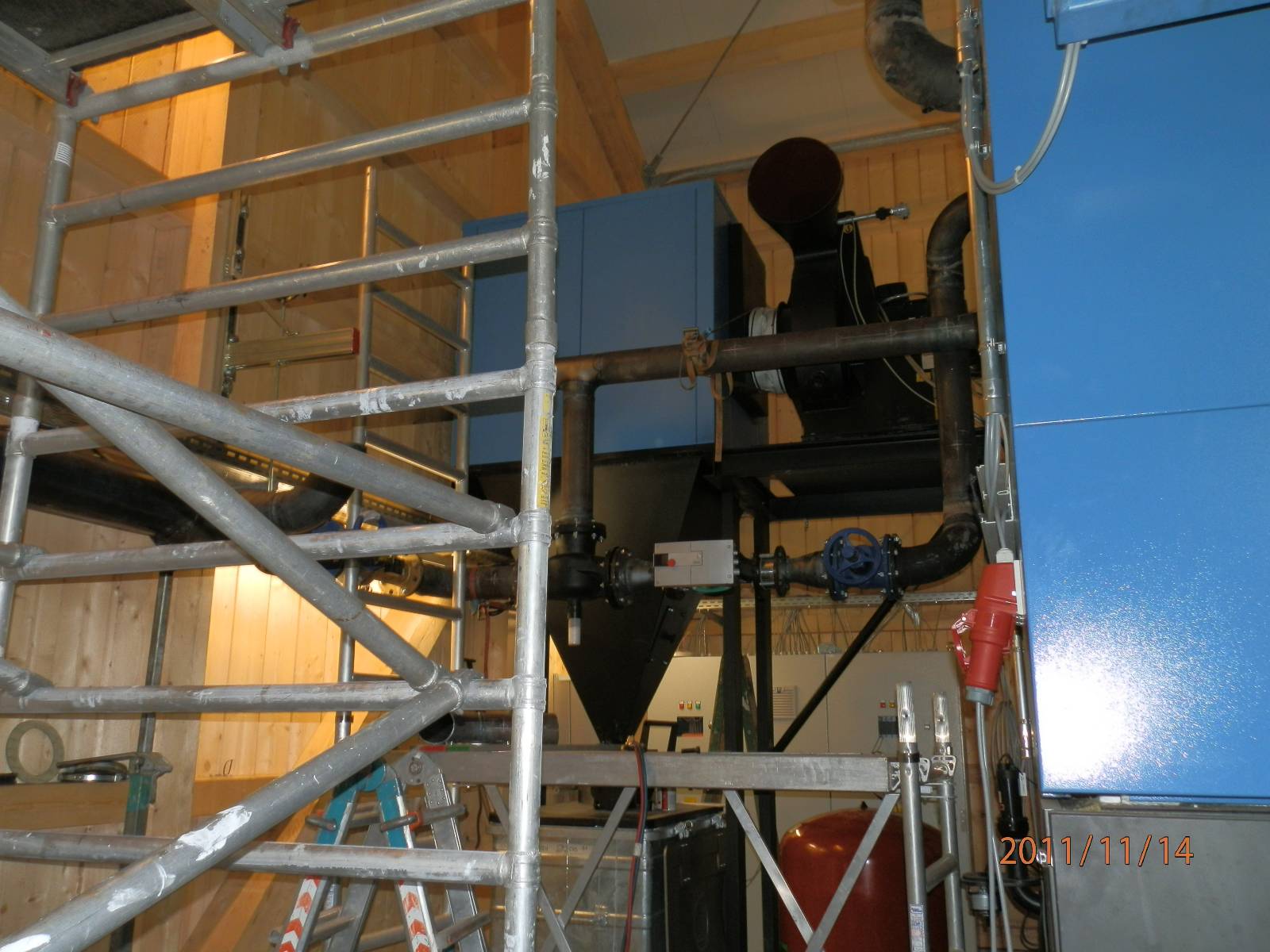 Anschluss der Wärmeverteilung an die Hackschnitzelanlage