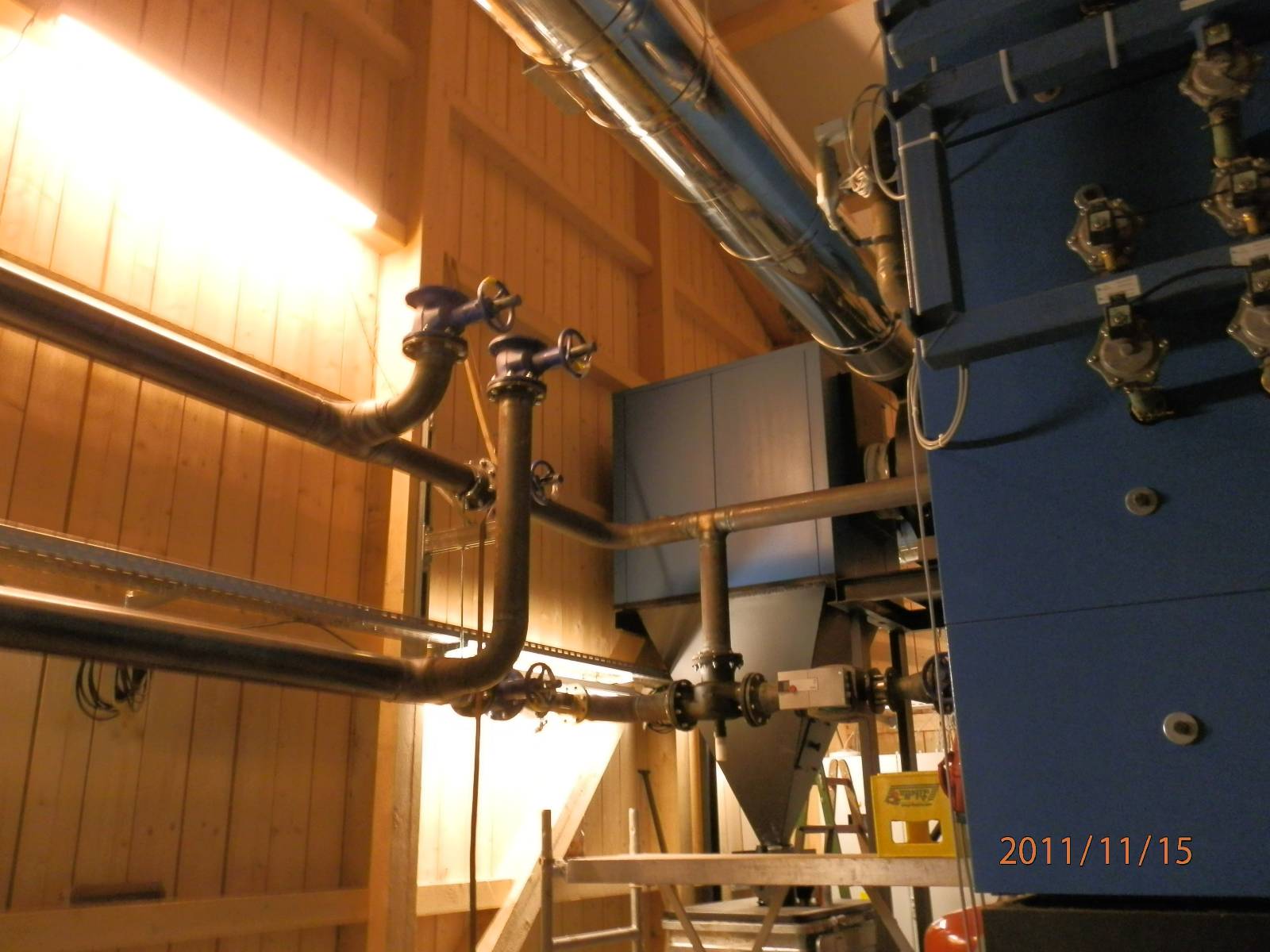 Detailaufnahme Kessel und Verrohrung